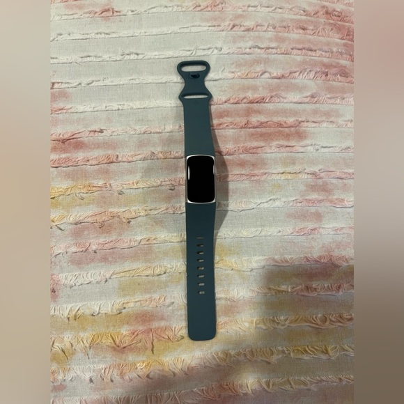 Fit Bit Charge 5 - Picture 3 of 5